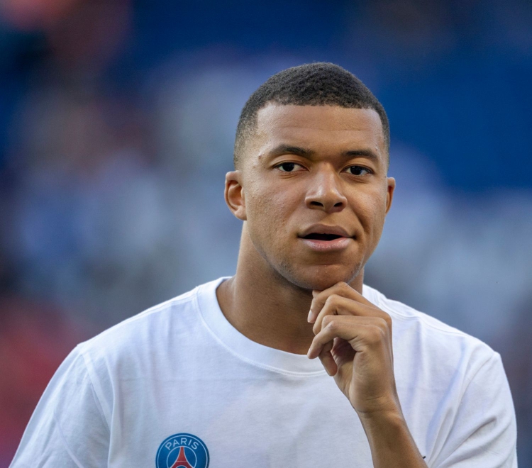 Mbappé reintegrado no plantel