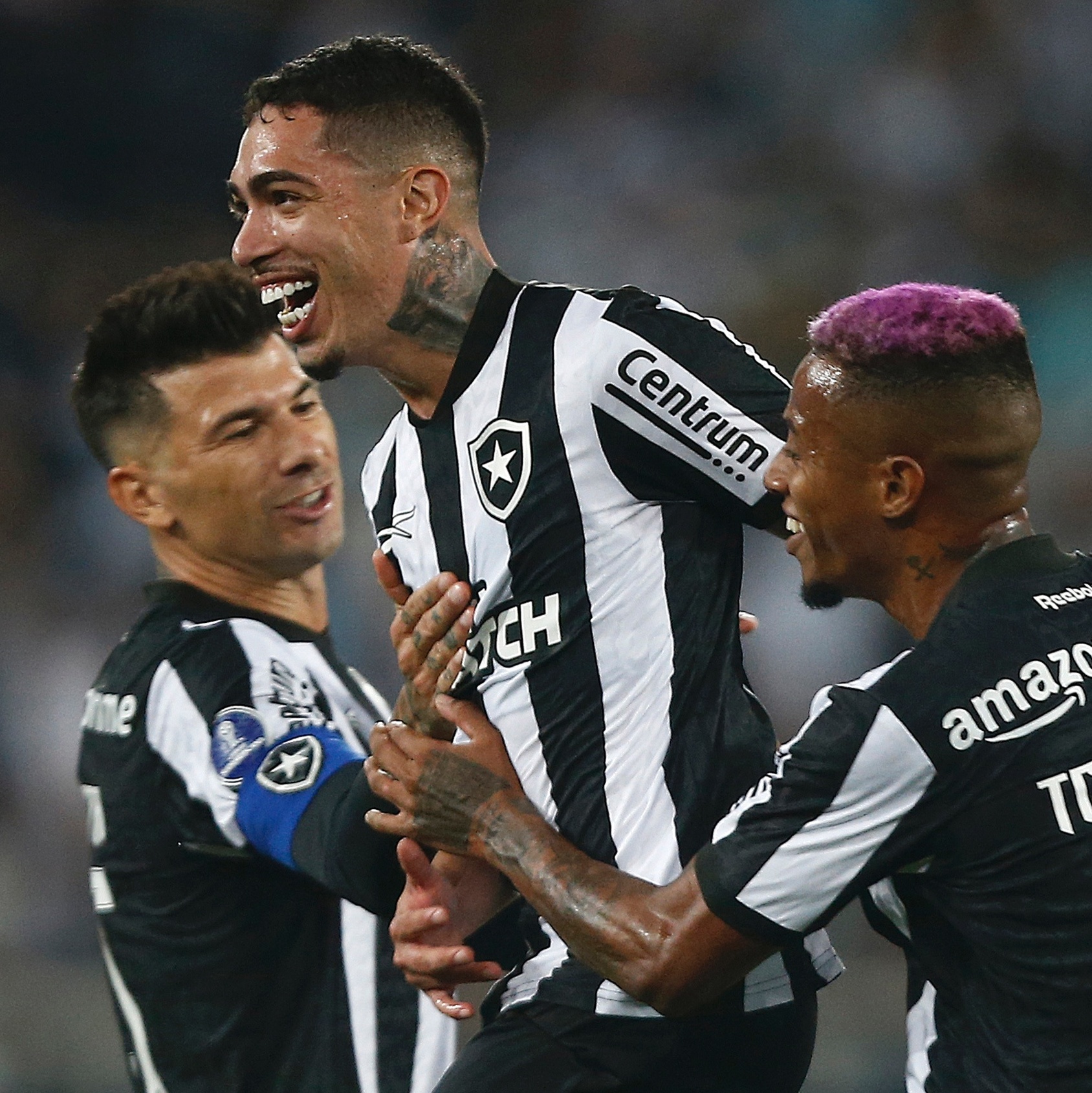 Botafogo supera a falha de Perri, vira contra o Inter e faz melhor campanha em primeiro turno da Série A com 20 times