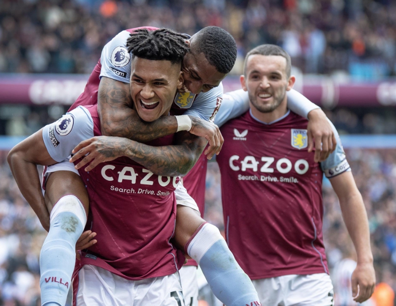 Jogadores do Aston Villa queixam-se da qualidade das camisolas